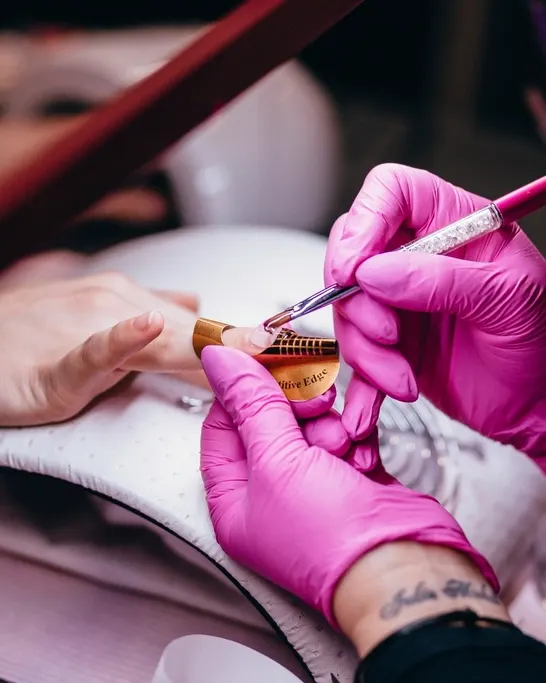 Melina haciendo una manicura con guantes rosas